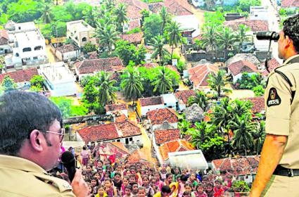 ఏపీలో పోలీసుల పల్లెనిద్ర ఏపీలో పోలీసుల పల్లెనిద్ర