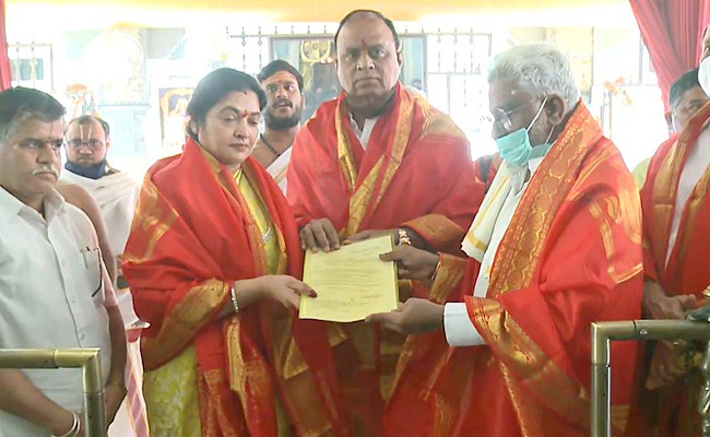 ఢిల్లీ వెంకన్న ఆలయం చైర్ పర్సన్ గా వేమిరెడ్డి ప్రశాంతి రెడ్డి ఢిల్లీ వెంకన్న ఆలయం చైర్ పర్సన్ గా వేమిరెడ్డి ప్రశాంతి రెడ్డి