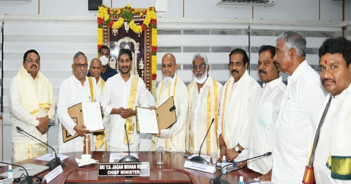 సీఎం సమక్షంలో సహజ వ్యవసాయ పద్ధతులపై రైతు సాధికార సంస్థతో టీటీడీ ఒప్పందం టిటిడి చేపట్టిన అభివృద్ధి కార్యక్రమాలను అభినందించిన ముఖ్యమంత్రి సీఎం సమక్షంలో సహజ వ్యవసాయ పద్ధతులపై రైతు సాధికార సంస్థతో టీటీడీ ఒప్పందం టిటిడి చేపట్టిన అభివృద్ధి కార్యక్రమాలను అభినందించిన ముఖ్యమంత్రి