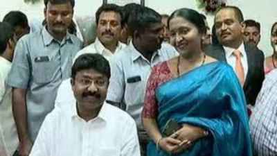 మంత్రి ఆదిమూలం దంపతులకు షాక్ మంత్రి ఆదిమూలం దంపతులకు షాక్