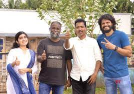ఆనంద్ దేవరకొండ - కేవీ గుహన్ - వెంకట్ తలారి `హైవే` షూటింగ్ పూర్తి.. తెలంగాణ, ఆంధ్ర ప్రదేశ్, కర్ణాటక రాష్ట్రాల్లో షూటింగ్ జరుపుకున్న హైవే టీమ్ ఆనంద్ దేవరకొండ - కేవీ గుహన్ - వెంకట్ తలారి `హైవే` షూటింగ్ పూర్తి.. తెలంగాణ, ఆంధ్ర ప్రదేశ్, కర్ణాటక రాష్ట్రాల్లో షూటింగ్ జరుపుకున్న హైవే టీమ్