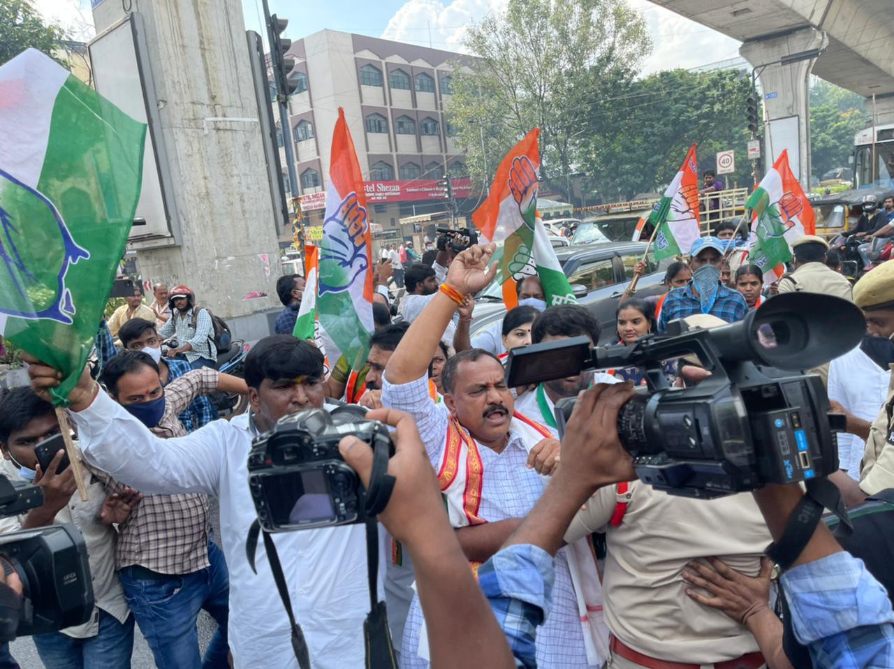 బీజేపీ కార్యాలయంపై కాంగ్రెస్ నేతల మెరుపు ముట్టడి బీజేపీ కార్యాలయంపై కాంగ్రెస్ నేతల మెరుపు ముట్టడి