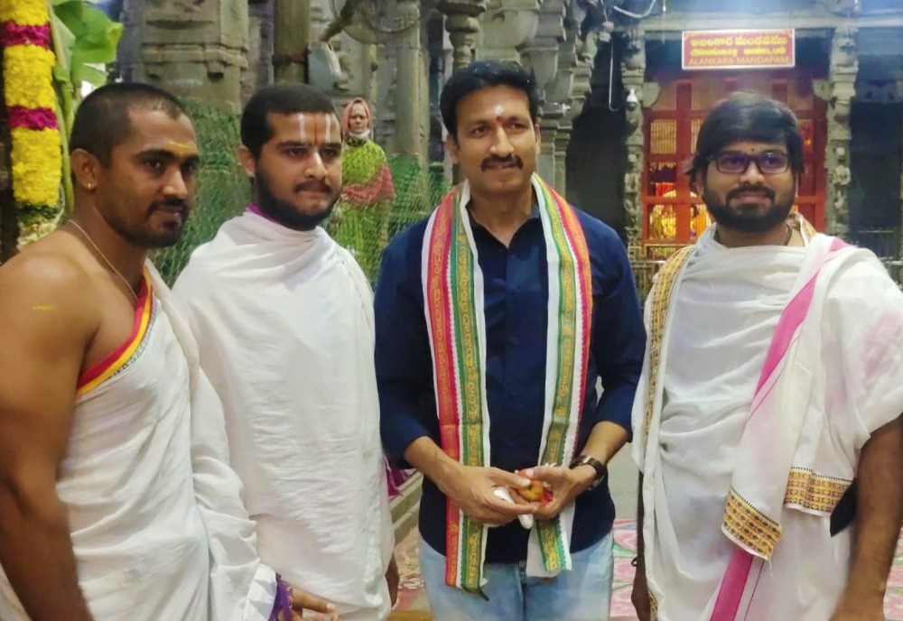 శ్రీకాళహస్తీశ్వరాలయం లో గోపిచంద్ శ్రీకాళహస్తీశ్వరాలయం లో గోపిచంద్