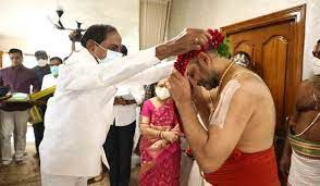 ముచ్చింతల్ కుటీర ప్రాంగణంలో మొక్కలు నాటిన సీఎం కేసీఆర్ ముచ్చింతల్ కుటీర ప్రాంగణంలో మొక్కలు నాటిన సీఎం కేసీఆర్