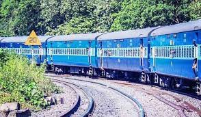 రైల్లో ప్రయాణిస్తున్న మహిళపై దోపిడీ దొంగలు లైంగికదాడి రైల్లో ప్రయాణిస్తున్న మహిళపై దోపిడీ దొంగలు లైంగికదాడి