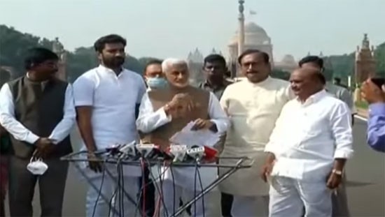 రాష్ట్రపతిని కలిసిన వైకాపా ఎంపీలు టీడీపీ గుర్తింపు రద్దు చేయాలని వినతి రాష్ట్రపతిని కలిసిన వైకాపా ఎంపీలు టీడీపీ గుర్తింపు రద్దు చేయాలని వినతి