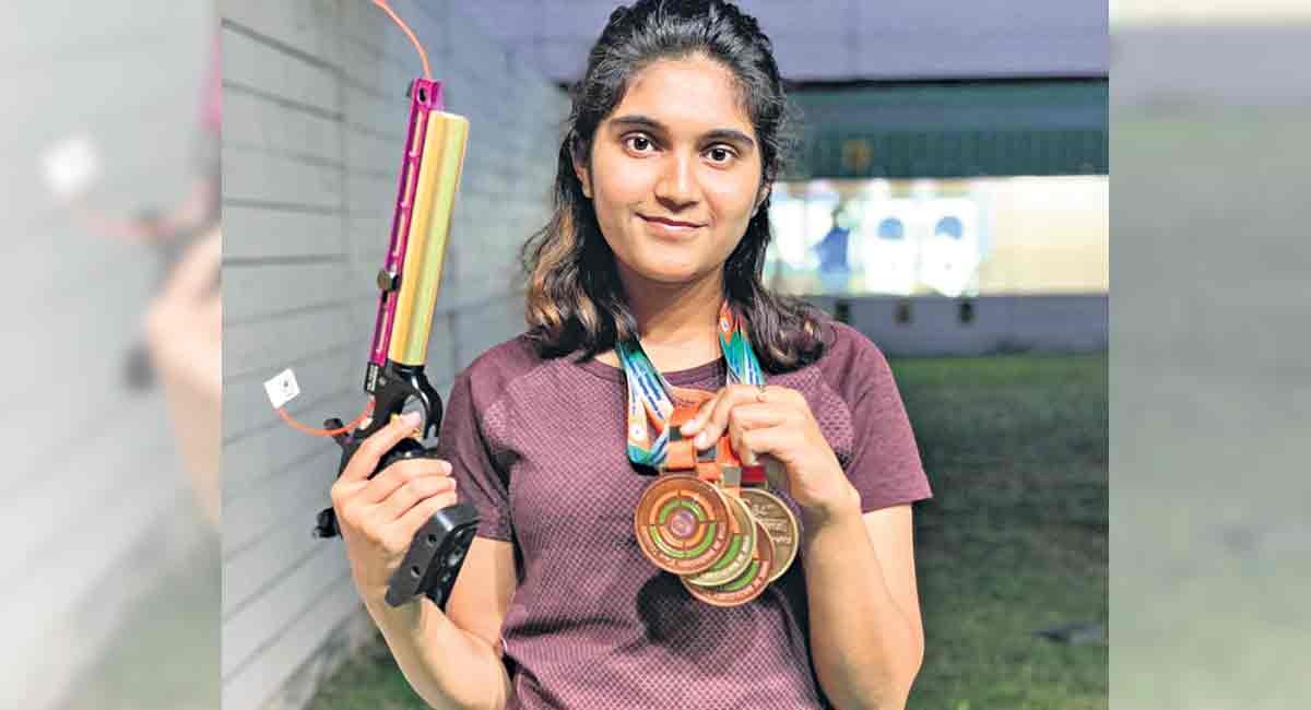 ఈషా సింగ్ ను అభినందించిన సందీప్ కుమార్ సుల్తానీయా ఈషా సింగ్ ను అభినందించిన సందీప్ కుమార్ సుల్తానీయా