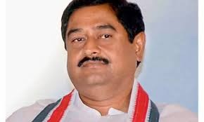 పక్క చూపులు చూస్తున్న ధర్మాన పక్క చూపులు చూస్తున్న ధర్మాన