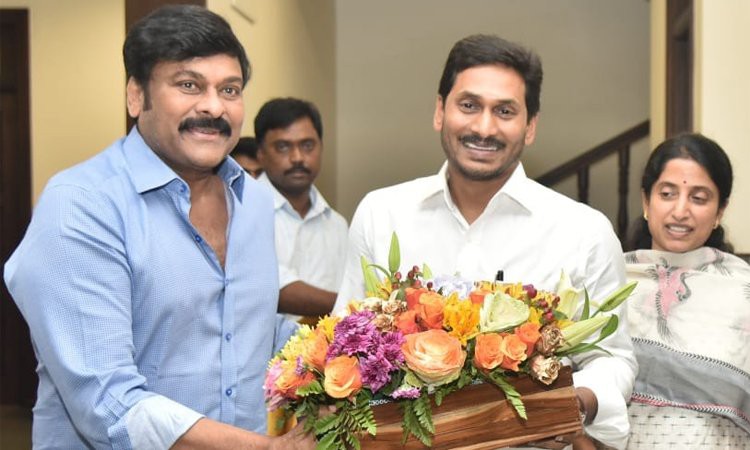 విశాఖలో స్టూడియో కోసమే... చిరు జై కొట్టారా