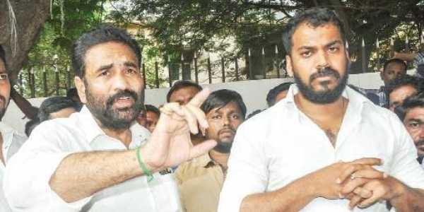 ’’ అధికార పార్టీలో ఆధిపత్యపోరు వైసీపీలో కలకలం రేపుతున్న ఎమ్మెల్యే ఆనం వ్యాఖ్యలు! ’’ అధికార పార్టీలో ఆధిపత్యపోరు వైసీపీలో కలకలం రేపుతున్న ఎమ్మెల్యే ఆనం వ్యాఖ్యలు!