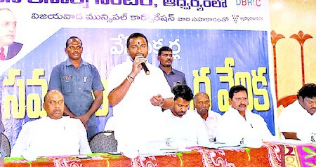 పింఛను వారోత్సవాల్లో పాల్గోన్న మంత్రి వెలంపల్లి పింఛను వారోత్సవాల్లో పాల్గోన్న మంత్రి వెలంపల్లి