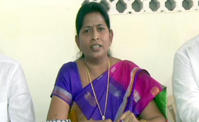 దిశ చట్టాన్ని జగన్ మహిళలకు గిఫ్ట్గా ఇచ్చారు: మంత్రి వనిత దిశ చట్టాన్ని జగన్ మహిళలకు గిఫ్ట్గా ఇచ్చారు: మంత్రి వనిత