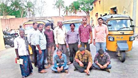 సాయం చేసారు ఛలానా రూపంలో లాగేస్తున్నారు ఆటో డ్రైవర్లపై ఆర్టీవో, పోలీసుల దాడులు ఆపకపోతే ఆందోళనలు ఉద్ధృతం సాయం చేసారు ఛలానా రూపంలో లాగేస్తున్నారు ఆటో డ్రైవర్లపై ఆర్టీవో, పోలీసుల దాడులు ఆపకపోతే ఆందోళనలు ఉద్ధృతం