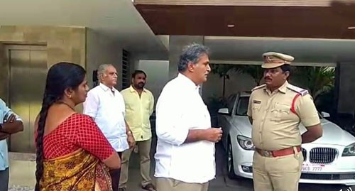 ఏపీలో రాజకీయం వేడి.. ఎంపీ కేశినేని నాని గృహ నిర్బంధం ఏపీలో రాజకీయం వేడి.. ఎంపీ కేశినేని నాని గృహ నిర్బంధం