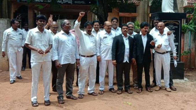 విధులు బహిష్కరించిన హైకోర్టు న్యాయవాదులు విధులు బహిష్కరించిన హైకోర్టు న్యాయవాదులు