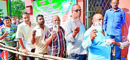 రేషన్ కార్డులకు చెల్లుచీటి...? రేషన్ కార్డులకు చెల్లుచీటి...?