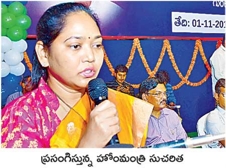 డ్వాక్రా సంఘాలకు చెక్కుల పంపిణీ గుంటూరు డ్వాక్రా సంఘాలకు చెక్కుల పంపిణీ గుంటూరు