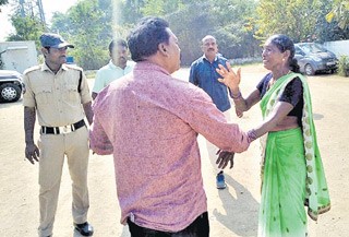 మహిళ ఆత్మహత్యాయత్నం మహిళ ఆత్మహత్యాయత్నం