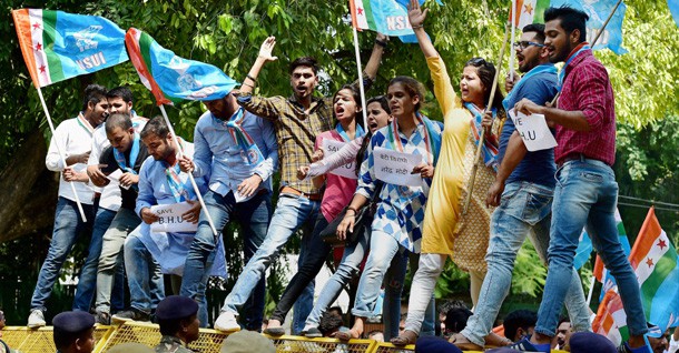 ఫీజుల పెంపు పై జేఎన్యూఎస్యూ విద్యార్థుల ర్యాలీ విద్యార్థులపై పోలీసుల లాఠీచార్జీ న్యూఢిల్లీ ఫీజుల పెంపు పై జేఎన్యూఎస్యూ విద్యార్థుల ర్యాలీ విద్యార్థులపై పోలీసుల లాఠీచార్జీ న్యూఢిల్లీ