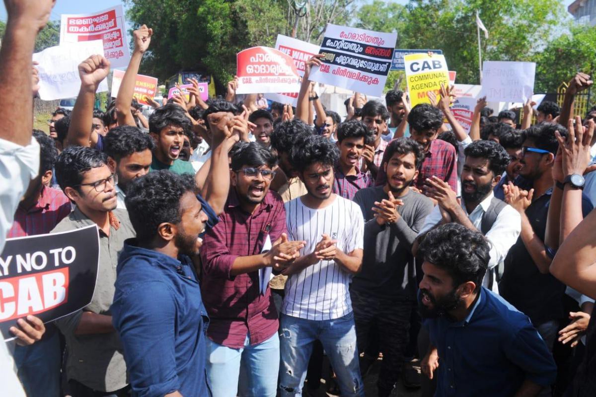 పౌరసత్వ సవరణ చట్టాన్ని వ్యతిరేకిస్తూ గవర్నర్ను చుట్టుముట్టిన విద్యార్ధులు పౌరసత్వ సవరణ చట్టాన్ని వ్యతిరేకిస్తూ గవర్నర్ను చుట్టుముట్టిన విద్యార్ధులు
