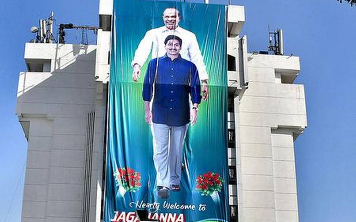 విశాఖ వైసీపీలో ఫ్లెక్సీ రాజకీయాలు విశాఖ వైసీపీలో ఫ్లెక్సీ రాజకీయాలు
