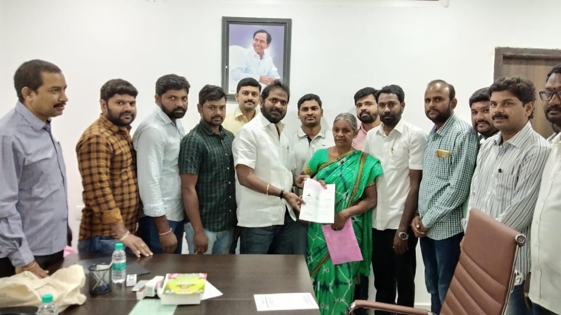 ఓయూ స్కాలర్ కుటుంబానికి చేయూతనిచ్చిన మంత్రి శ్రీనివాస్ గౌడ్. ఓయూ స్కాలర్ కుటుంబానికి చేయూతనిచ్చిన మంత్రి శ్రీనివాస్ గౌడ్.