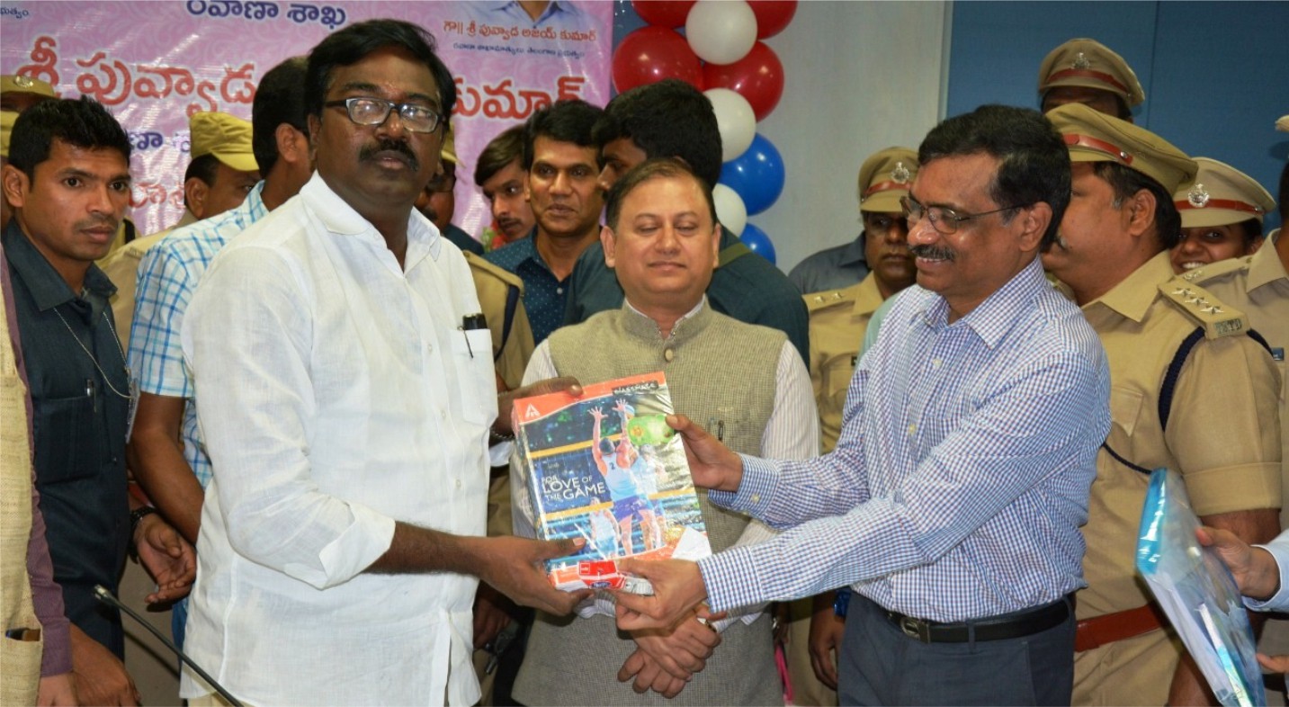 రోడ్డు భద్రత క్యాలెండర్ ను ఆవిష్కరించిన మంత్రి రోడ్డు భద్రత క్యాలెండర్ ను ఆవిష్కరించిన మంత్రి