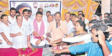 లంచాల జోలికి పోమంటూ రెవెన్యూ సిబ్బంది ప్రమాణం లంచాల జోలికి పోమంటూ రెవెన్యూ సిబ్బంది ప్రమాణం