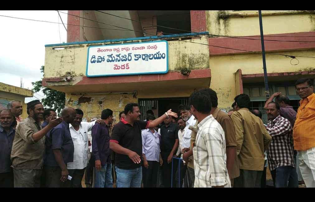 ఆర్టీసీ కార్మికుల్ని తిప్పిపంపుతున్న డిపో మేనేజర్లు ఆర్టీసీ కార్మికుల్ని తిప్పిపంపుతున్న డిపో మేనేజర్లు