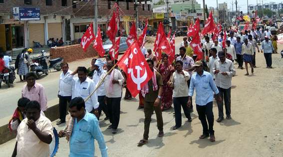 ప్రయివేటుకు రోడ్లకు వ్యతిరేకంగా  సిపియం దర్నా