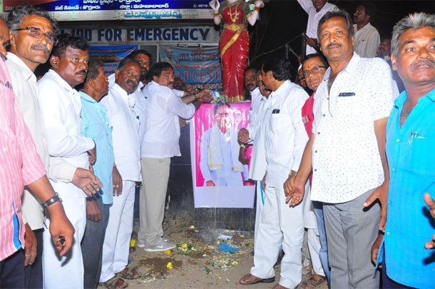 కేసిఆర్ చిత్రపటానికి పాలాభిషేకం కేసిఆర్ చిత్రపటానికి పాలాభిషేకం