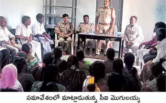 మద్య నిషేధం అమలు చేస్తున్న మహిళలు మద్య నిషేధం అమలు చేస్తున్న మహిళలు