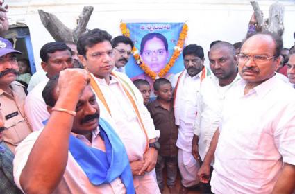 సమత కుటుంబానికి కాంగ్రెస్ నాయకుల పరామర్శ సమత కుటుంబానికి కాంగ్రెస్ నాయకుల పరామర్శ