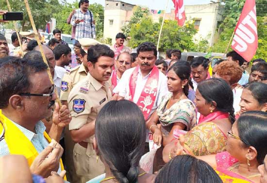 ఎమ్మెల్యేను అడ్డుకున్న ఆర్టీసీ కార్మికులు