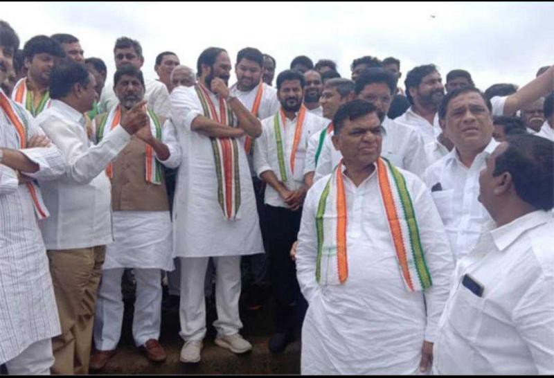 గవర్నర్ తో టీ కాంగ్రెస్ నేతల భేటీ గవర్నర్ తో టీ కాంగ్రెస్ నేతల భేటీ