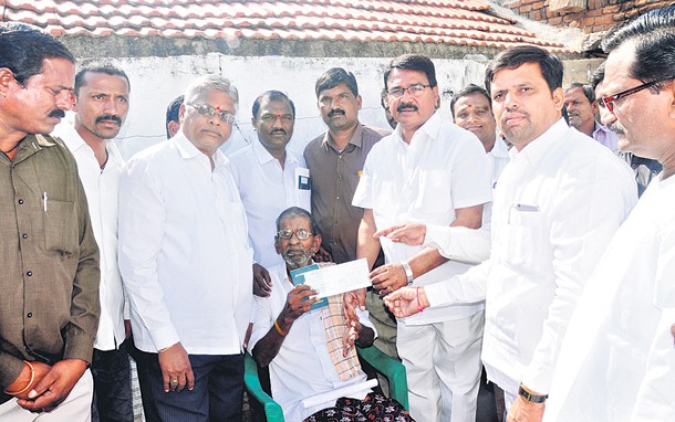 మంత్రి చే ఇంటింటా ముఖ్యమంత్రి చెక్కుల పంపిణీ మంత్రి చే ఇంటింటా ముఖ్యమంత్రి చెక్కుల పంపిణీ