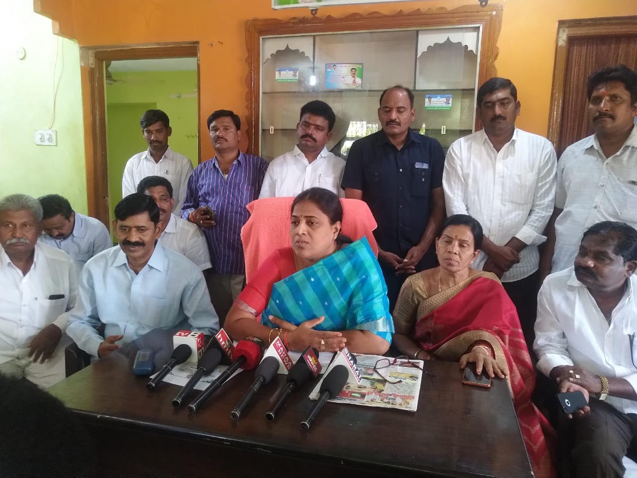 ఇసుక మాఫియాపై కేసు వేసినందుకు నారయణ రెడ్డిని హత్య చేసిన మాట వాస్తవం కాదా - వైసిపి ఎమ్మెల్యే శ్రీదేవి ఇసుక మాఫియాపై కేసు వేసినందుకు నారయణ రెడ్డిని హత్య చేసిన మాట వాస్తవం కాదా - వైసిపి ఎమ్మెల్యే శ్రీదేవి
