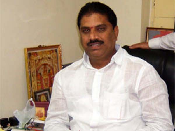 మల్లాది విష్ణుకు ఇంటి పోరు మల్లాది విష్ణుకు ఇంటి పోరు