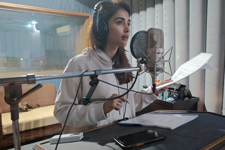 అఖిల్ అక్కినేని ‘మోస్ట్ ఎలిజిబుల్ బ్యాచ్లర్’ కోసం డబ్బింగ్ చెబుతున్న పూజాహెగ్డే.. అఖిల్ అక్కినేని ‘మోస్ట్ ఎలిజిబుల్ బ్యాచ్లర్’ కోసం డబ్బింగ్ చెబుతున్న పూజాహెగ్డే..