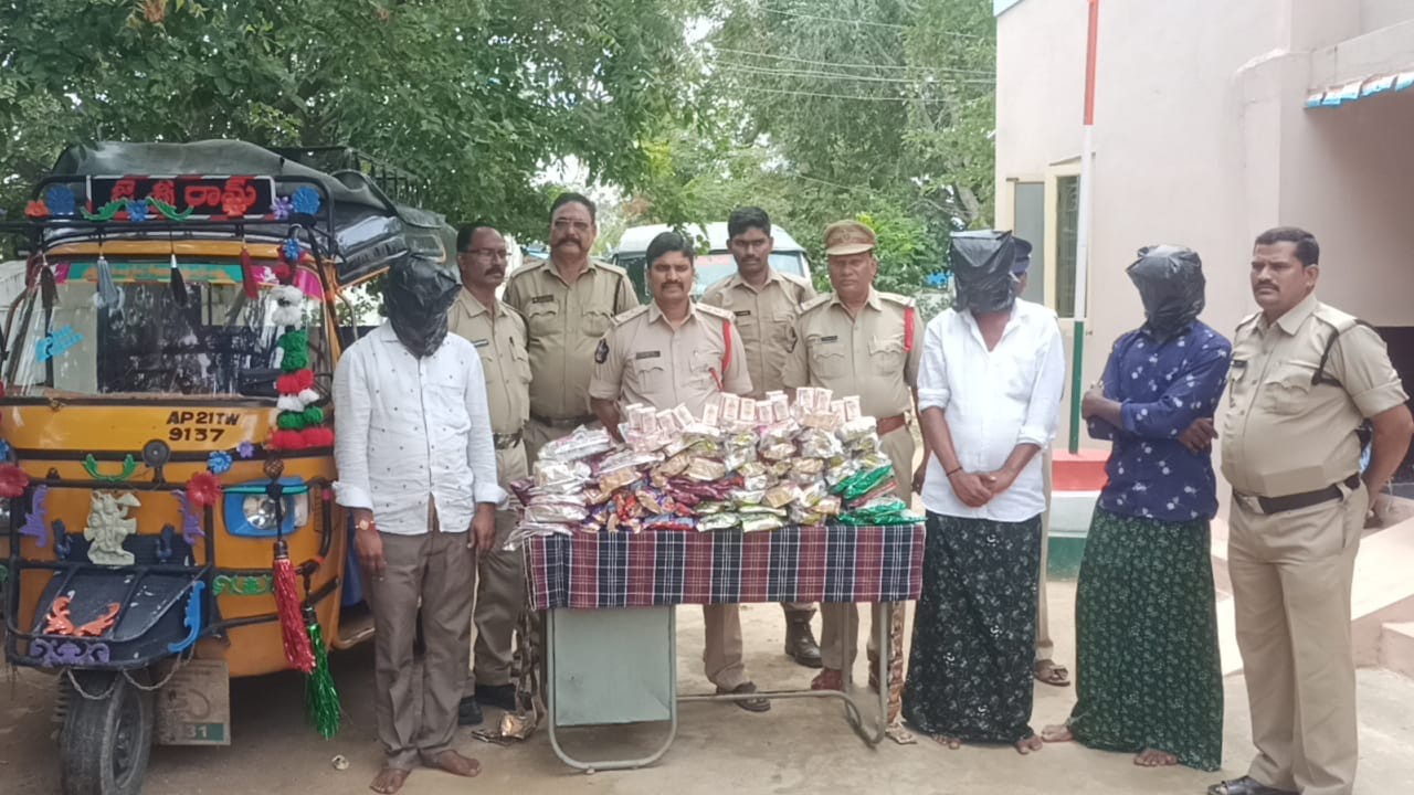 ఆటోలో 22వేల గుట్కా ప్యాకెట్లు స్వాధీనం ఆటోలో 22వేల గుట్కా ప్యాకెట్లు స్వాధీనం
