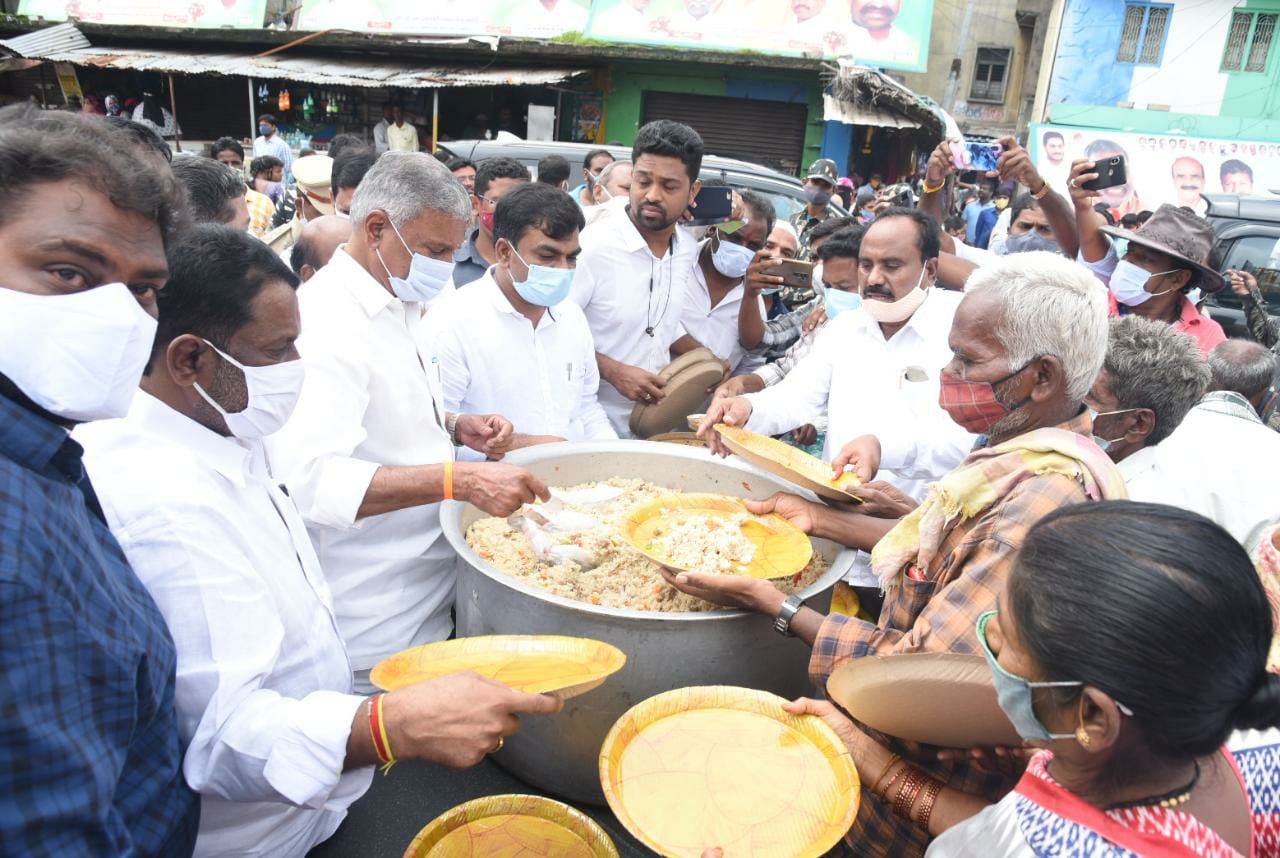 డా.వై.ఎస్ సేవలు మరువలేనివి డా.వై.ఎస్ సేవలు మరువలేనివి