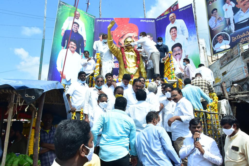 వైస్సార్ కు ఘన నివాళులు అర్పించిన ఎమ్యెల్యే మద్దిశెట్టి వైస్సార్ కు ఘన నివాళులు అర్పించిన ఎమ్యెల్యే మద్దిశెట్టి