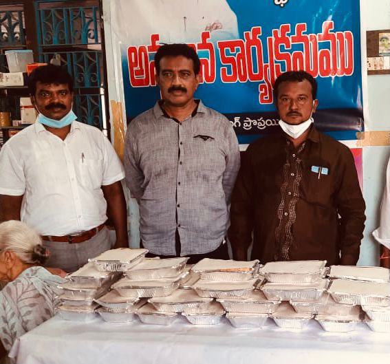 వృద్ధులకు పౌష్టికాహారం అందించిన కేజీఎన్ క్యాటరింగ్ యాజమాన్యం వృద్ధులకు పౌష్టికాహారం అందించిన కేజీఎన్ క్యాటరింగ్ యాజమాన్యం
