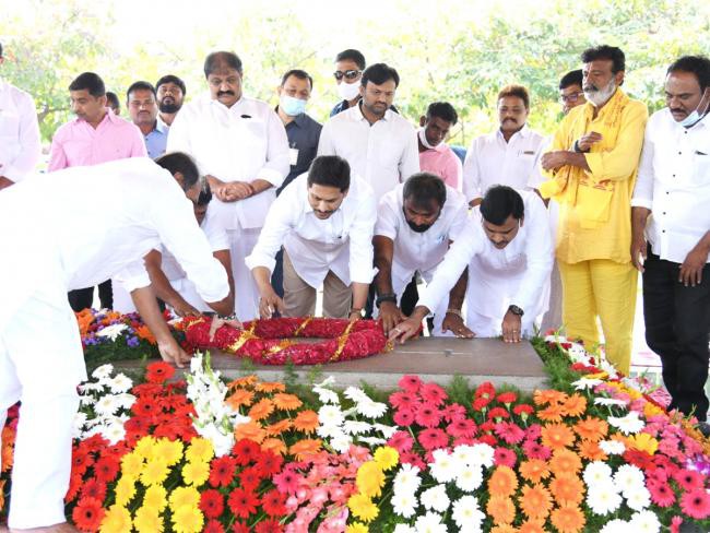 వైఎస్సార్ ఘాట్ వద్ద సీఎం వైఎస్ జగన్ ఘన నివాళి వైఎస్సార్ ఘాట్ వద్ద సీఎం వైఎస్ జగన్ ఘన నివాళి