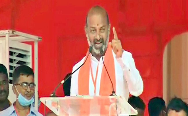 తెలంగాణలో కుటుంబ పాలనను అంతం చేస్తాం ఇక్కడ సౌండ్ చేస్తే దారుస్సలంలో రీసౌండ్ రావాలి నిర్మల్లో బీజేపీ బహిరంగ సభలో బండి సంజయ్ తెలంగాణలో కుటుంబ పాలనను అంతం చేస్తాం ఇక్కడ సౌండ్ చేస్తే దారుస్సలంలో రీసౌండ్ రావాలి నిర్మల్లో బీజేపీ బహిరంగ సభలో బండి సంజయ్