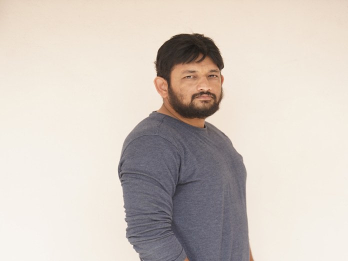 హీరో గా విలన్ గా రాణిస్తున్న హీరో విజయ్ క్రిష్ణ.... హీరో గా విలన్ గా రాణిస్తున్న హీరో విజయ్ క్రిష్ణ....