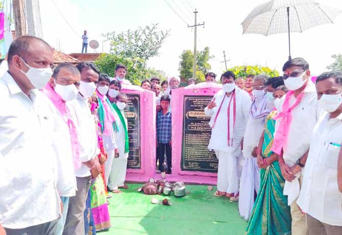 హజీపూర్ లో స్పీకర్ పోచారం పర్యటన హజీపూర్ లో స్పీకర్ పోచారం పర్యటన