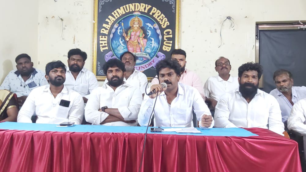జక్కంపూడి కుటుంబం జోలికి వస్తే తోకలు కత్తిరిస్తాం జక్కంపూడి కుటుంబం జోలికి వస్తే తోకలు కత్తిరిస్తాం