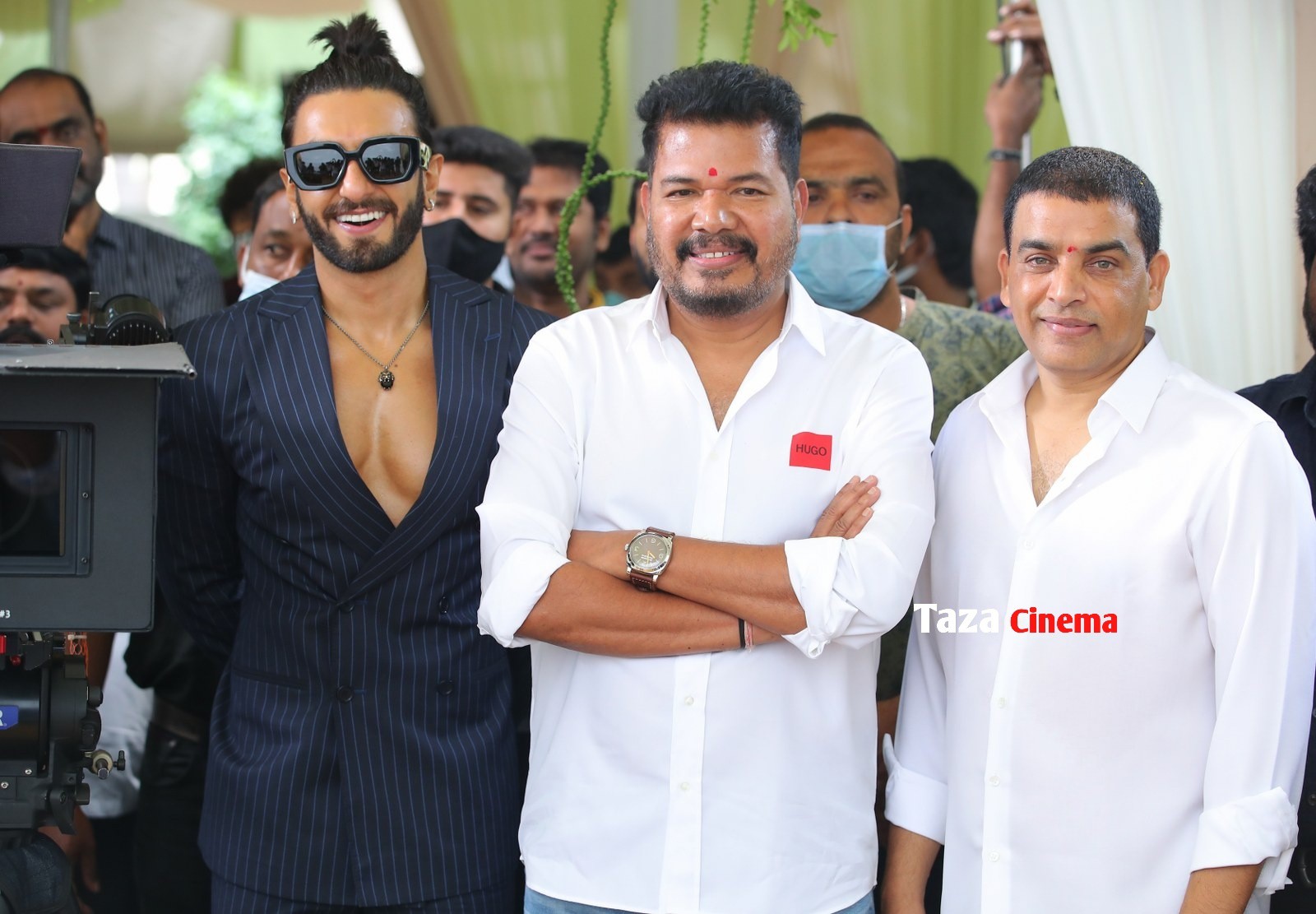 మెగా పవర్స్టార్ రామ్చరణ్, సెన్సేషనల్ డైరెక్టర్ శంకర్ కాంబినేషన్లో స్టార్ ప్రొడ్యూసర్స్ దిల్రాజు, శిరీశ్ నిర్మిస్తోన్న పాన్ ఇండియా చిత్రం.. లాంఛనంగా ప్రారంభం మెగా పవర్స్టార్ రామ్చరణ్, సెన్సేషనల్ డైరెక్టర్ శంకర్ కాంబినేషన్లో స్టార్ ప్రొడ్యూసర్స్ దిల్రాజు, శిరీశ్ నిర్మిస్తోన్న పాన్ ఇండియా చిత్రం.. లాంఛనంగా ప్రారంభం