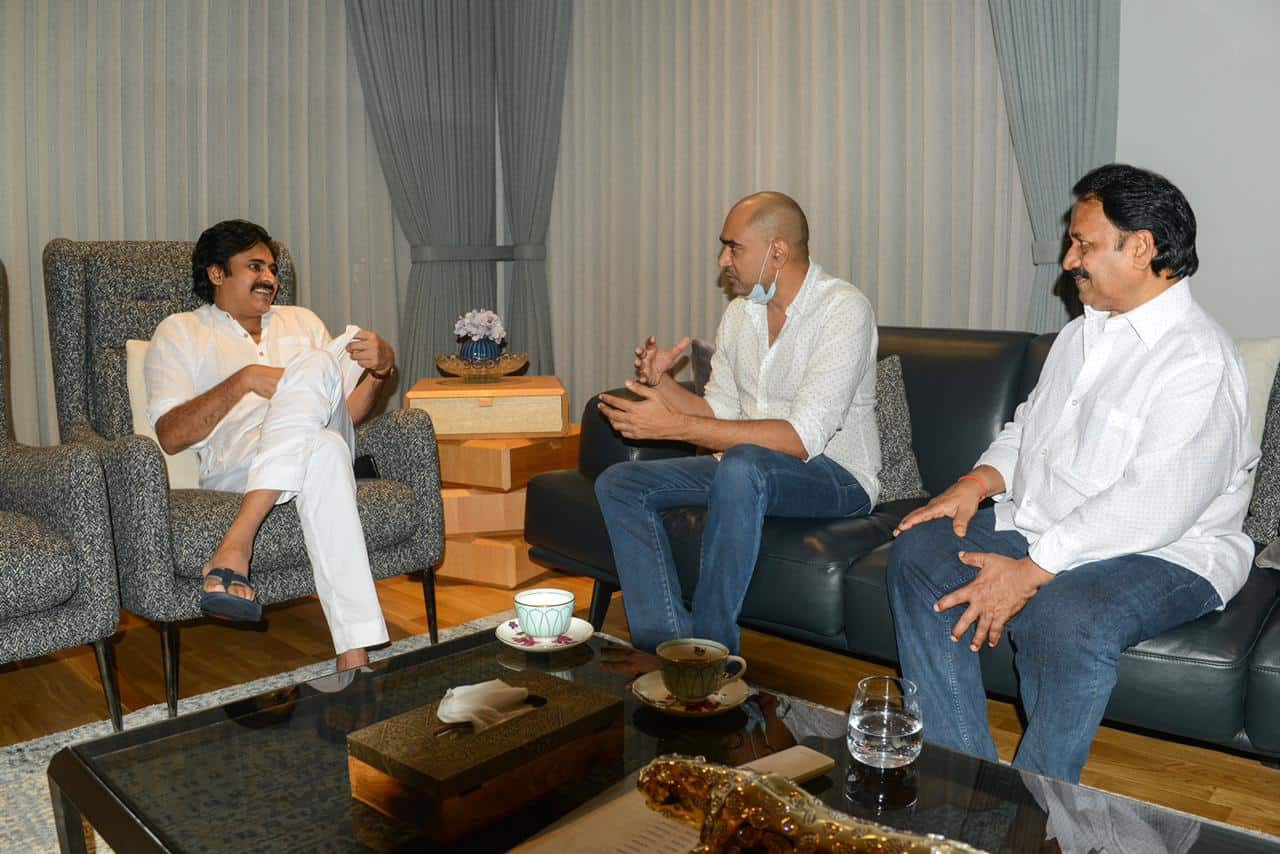 *హరిహర వీరమల్లు" తో షూటింగ్ చర్చల్లో చిత్ర సమర్పకులు ఎ.ఎం. రత్నం, డైరెక్టర్ క్రిష్ *హరిహర వీరమల్లు" తో షూటింగ్ చర్చల్లో చిత్ర సమర్పకులు ఎ.ఎం. రత్నం, డైరెక్టర్ క్రిష్